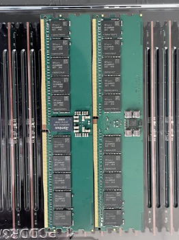 Pasokan Flash DRAM & NAND Meningkat: Penimbunan Pedagang Massal Melonjak, Harga Memori DDR Memasuki Siklus Naik